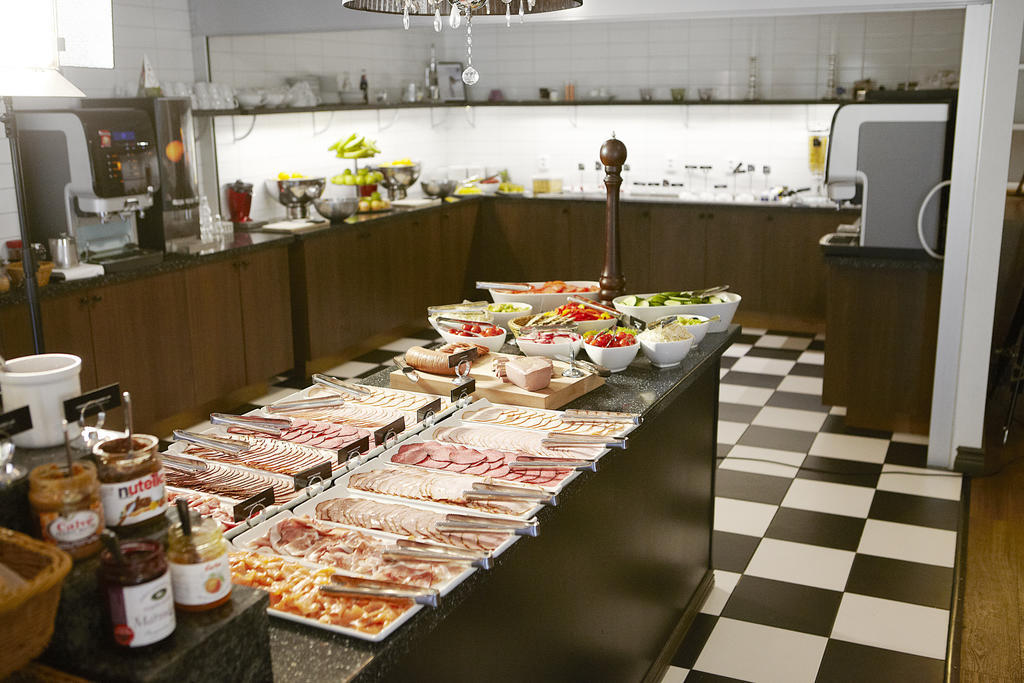 Home Hotel Slottsparken Линшьопинг Екстериор снимка